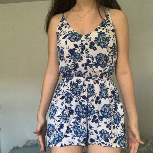 Jumpsuit with flowers - Picture 2 of 2